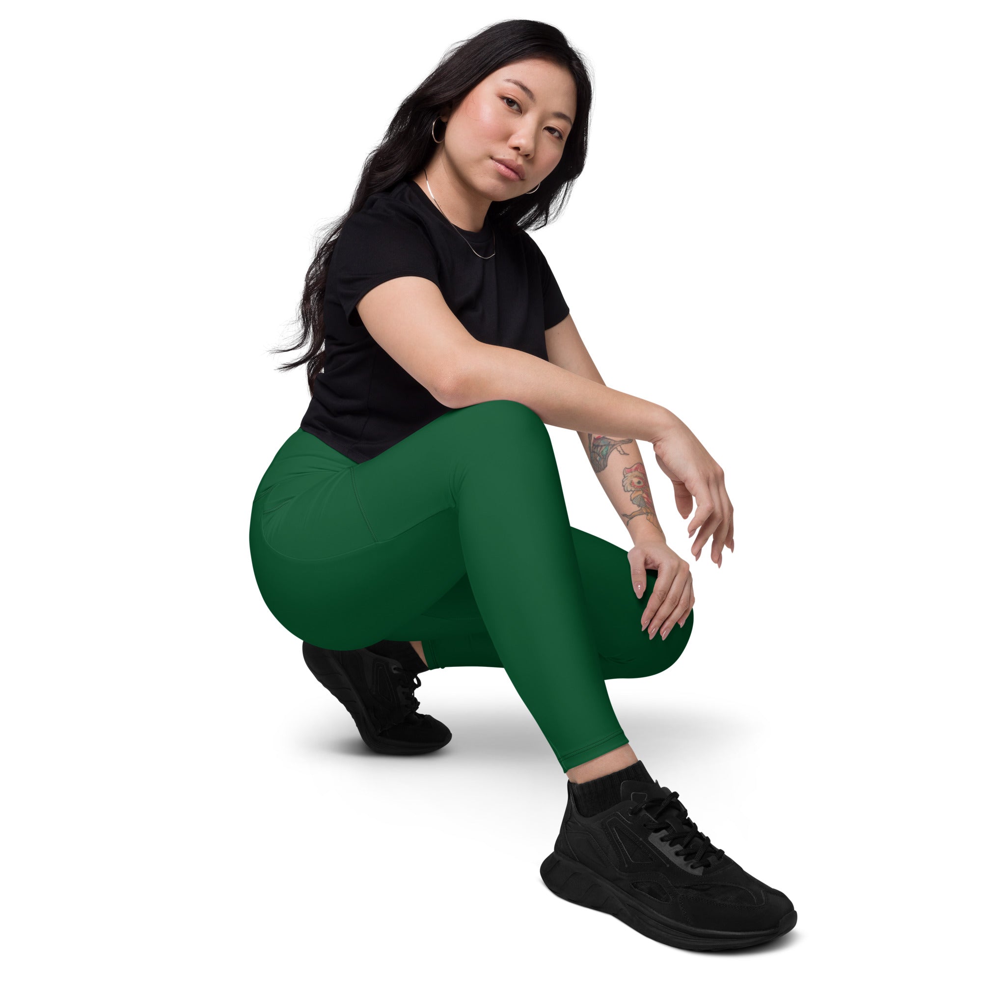 Women’s dark green high waisted yoga leggings with pockets made of soft compression fabric for active wear