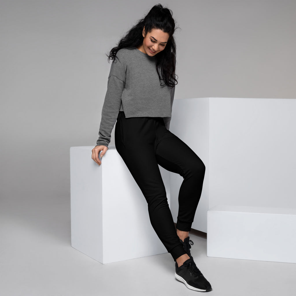 Gray cropped long-sleeve sweatshirt with relaxed fit and ribbed cuffs paired with women’s black recycled jogger pants with fleece lining