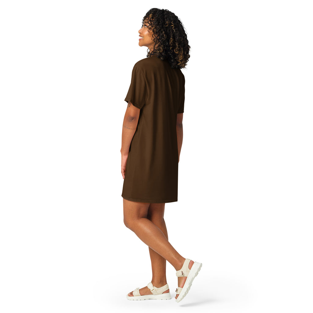 A woman wears a loose-fitting olive green short-sleeved dress with a collar in the women’s brown t-shirt dress product